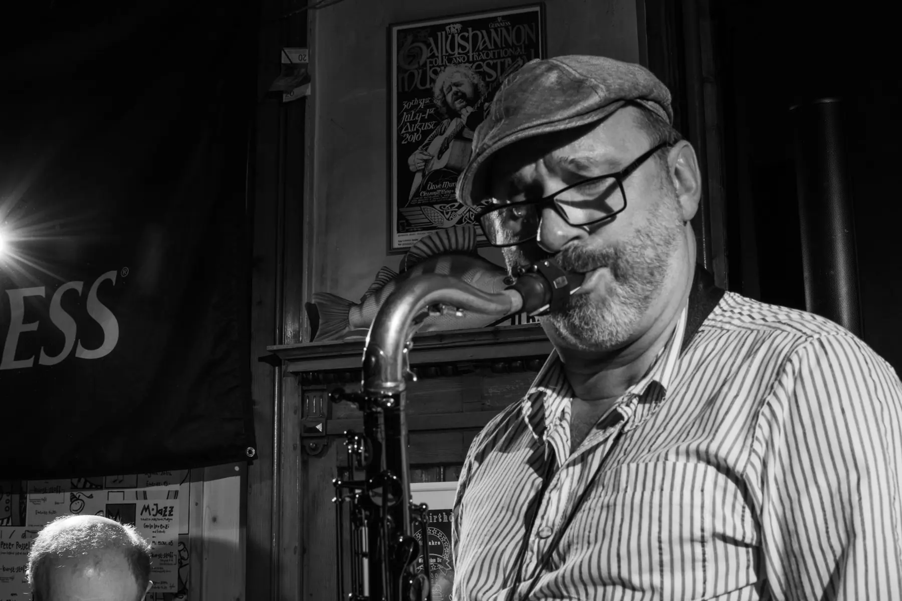 Walter spielt mit geschlossenen Augen Saxofon